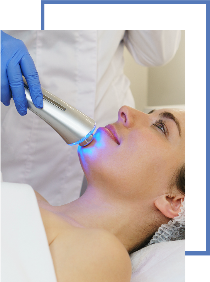 tratamiento de cromoterapia facial con luz azul en barbilla de mujer