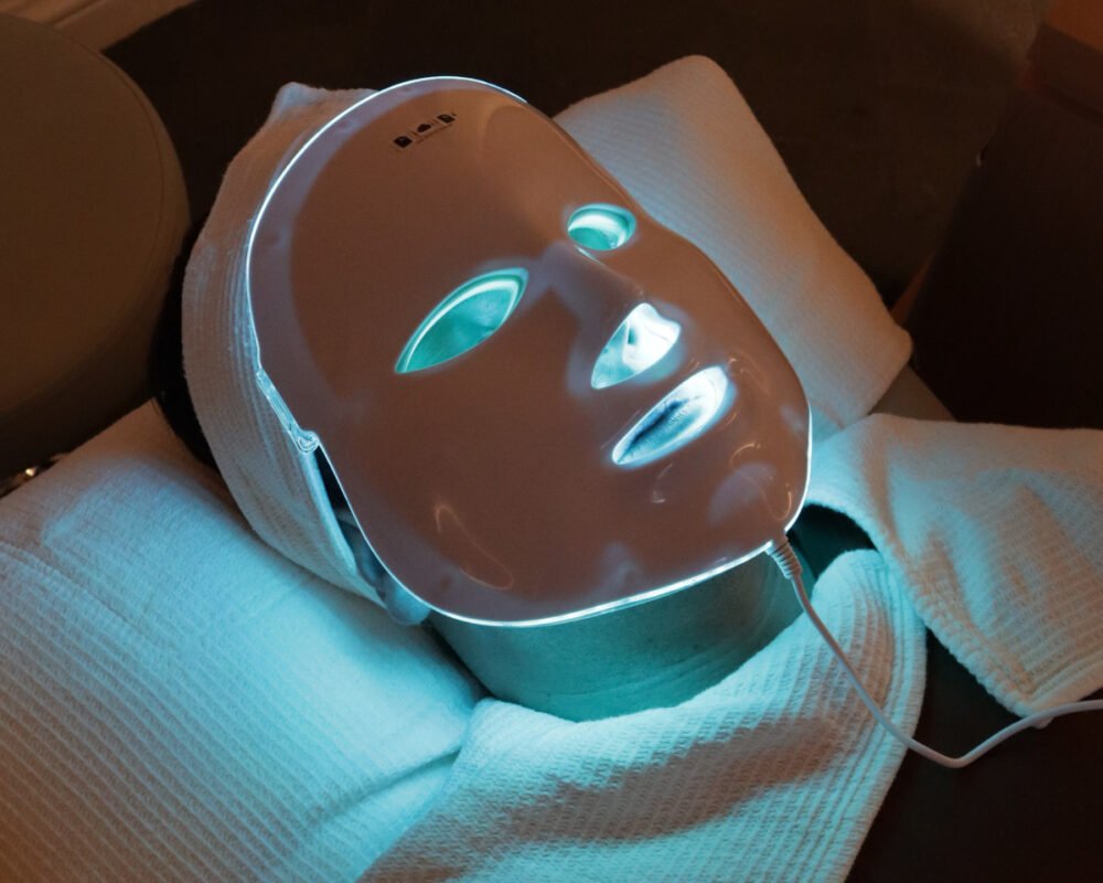 tratamiento con máscara de cromoterapia facial con luz azul