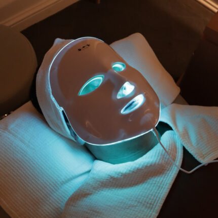 tratamiento con máscara de cromoterapia facial con luz azul