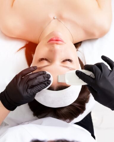 tratamiento de peeling ultrasónico en frente de mujer