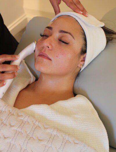 Face Expert aplicando un tratamiento de electroestimulación facial