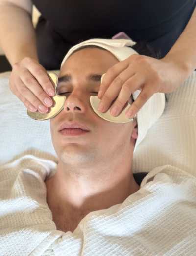 Aplicación de masaje gua sha facial a hombre en Face Evidence