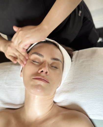 Face Expert aplicando un masaje de cara en Polanco