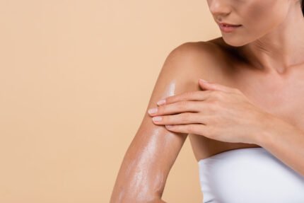 aplicación de protector solar en brazo mujer