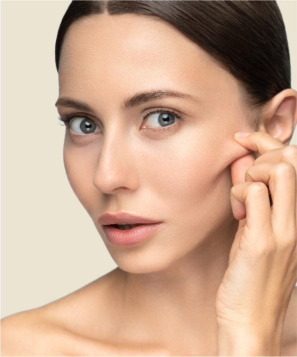 mujer comprueba los efectos anti envejecimiento del suero facial pellizcando su piel