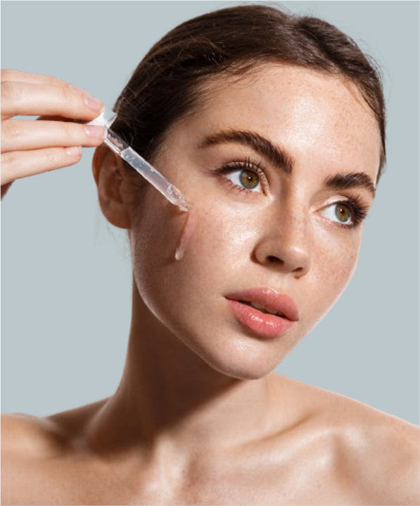 mujer se aplica suero facial en el rostro para hidratar la piel en produndudad